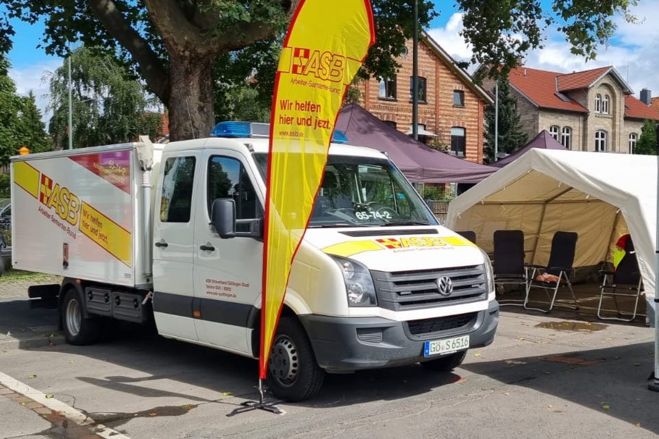 Auf dem Bild ist der ASB Gerätewagen sowie ein Zelt abgebildet. 