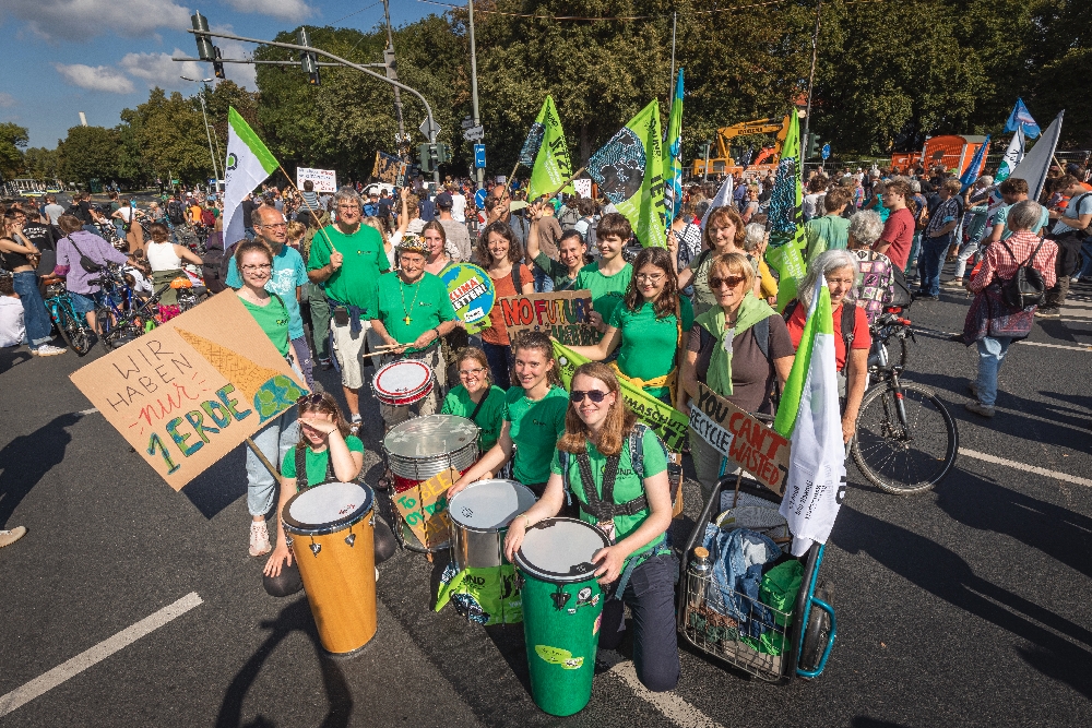 Laut werden für den Klimaschutz! Wir stärken den Klimaschutz in Stadt und Landkreis Göttingen. Das Bild zeigt streikende Menschen.