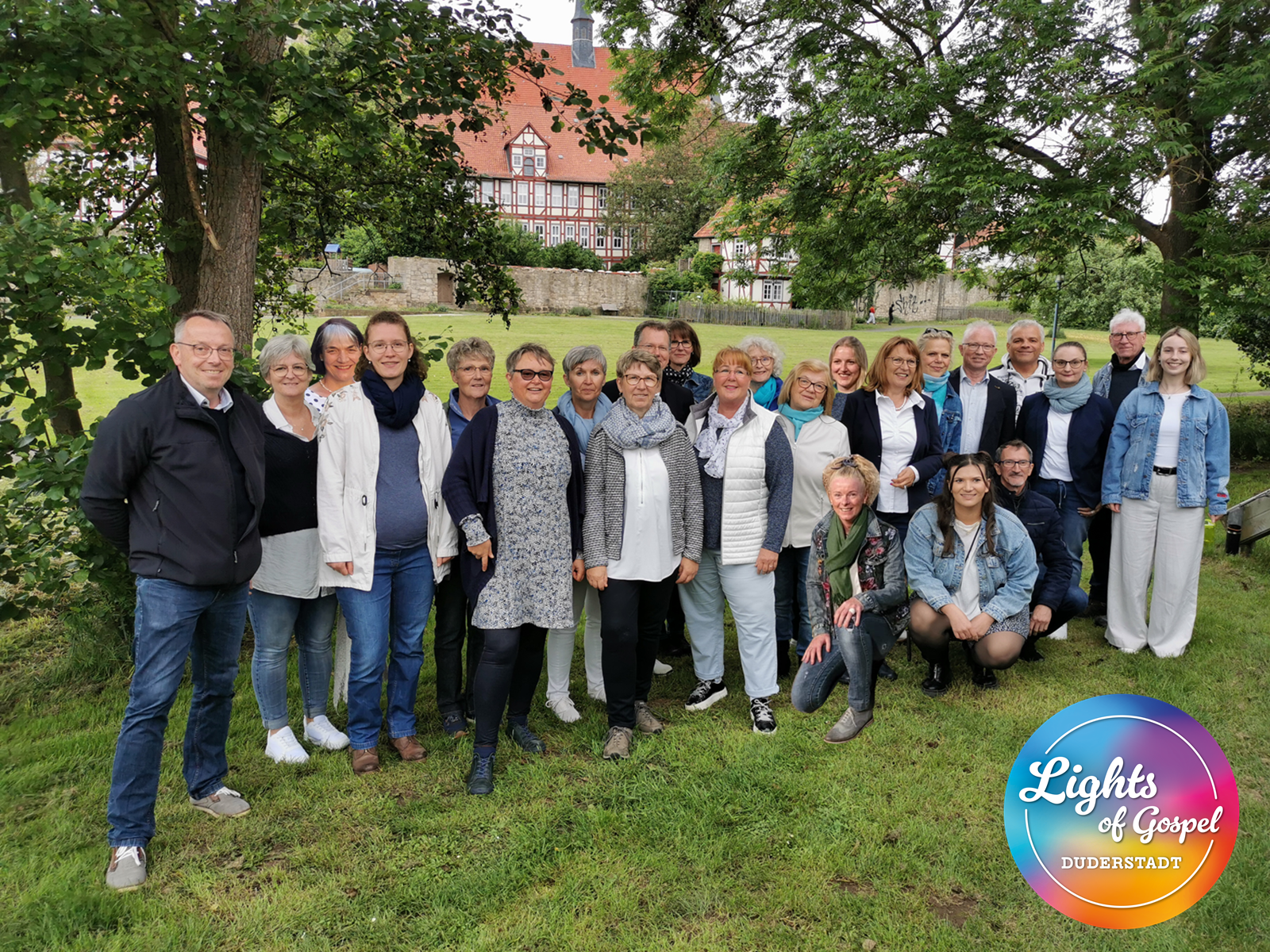 Das Bild zeigt ein Gruppenbild des Chorfestivals und unten rechts das Logo.