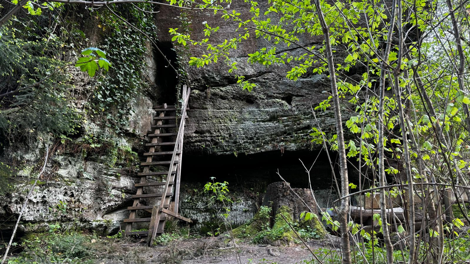 Das Bild zeigt den Hurkutstein in Gleichen. 