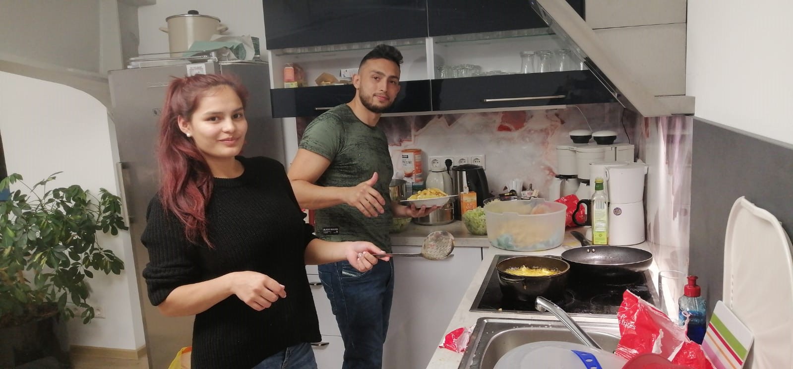 2 Personen kochen in einer Küche