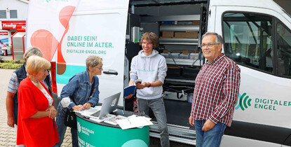 Menschen vor dem Infomobil