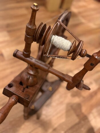 Das Bild zeigt ein Spinnrad. 
