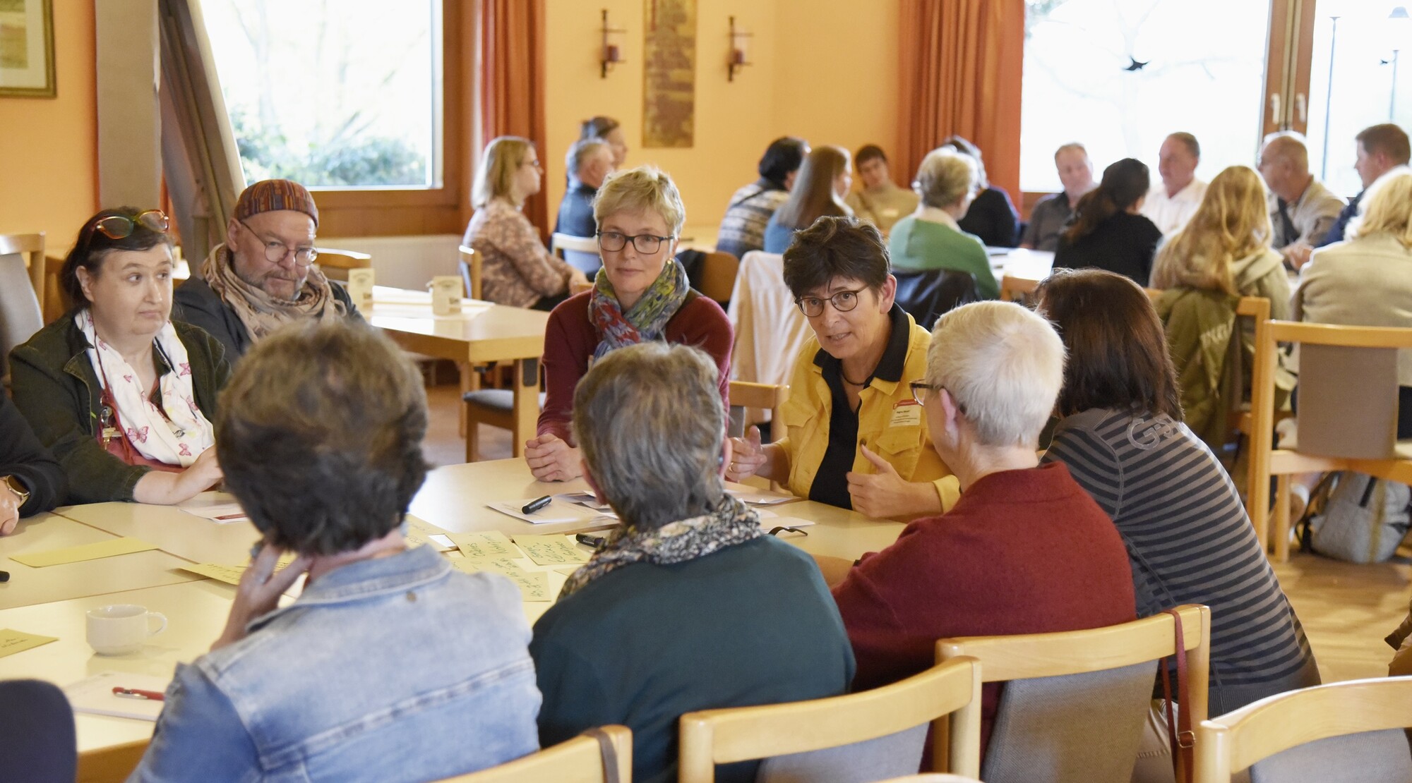 Teilnehmende des Freiwilligentreffens bei den Austauschrunden