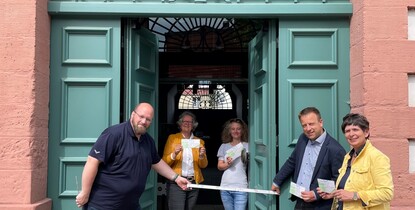 Teilnehmer*innen eines Mapping-Events prüfen die Barrierefreiheit der Eingangstür.