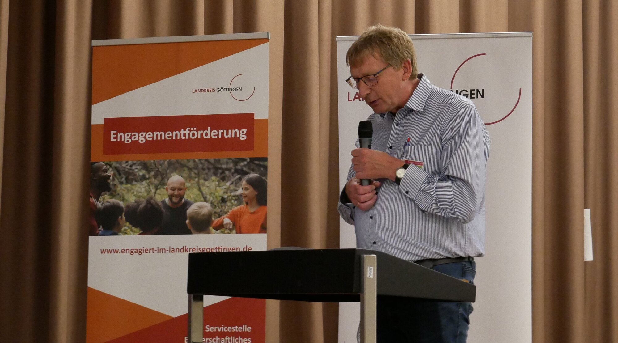 Udo Küster begrüßt im Namen des Bürgermeisters Augat die Teilnehmenden