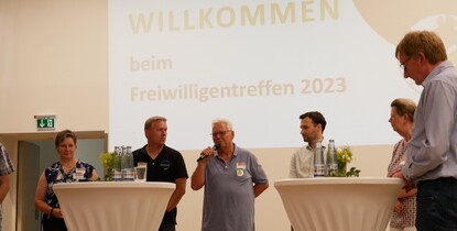 Vorstellung der Austauschinseln beim Freiwilligentreffen 2023 in Osterode am Harz (Foto: Andreas Bergau) Vorstellung der Austauschinseln beim Freiwilligentreffen 2023 in Osterode am Harz (Foto: Andreas Bergau)