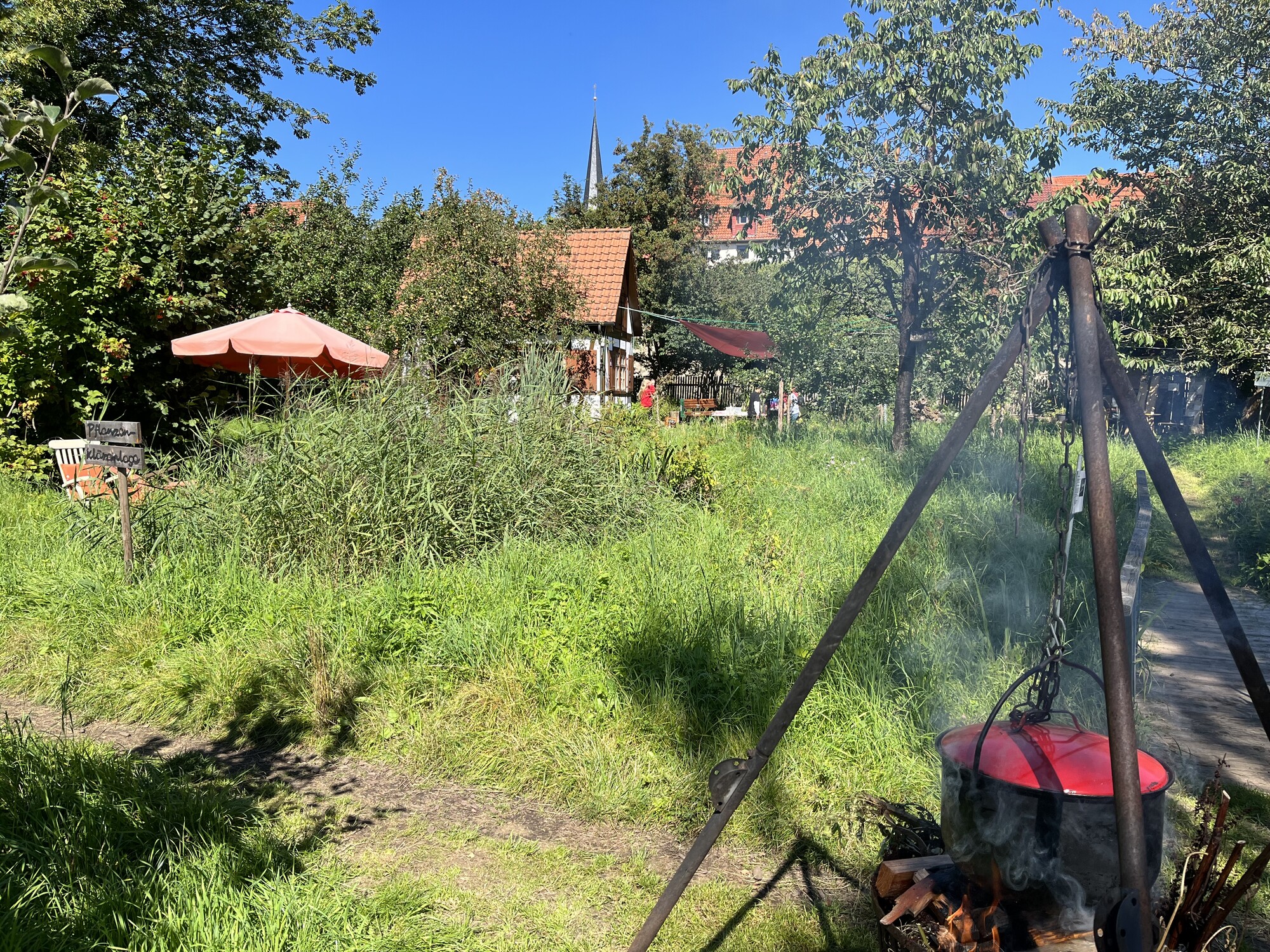 Das Bild zeigt den Lehrgarten, indem Gemüsesuppe auf offenem Feuer gekocht wird. 