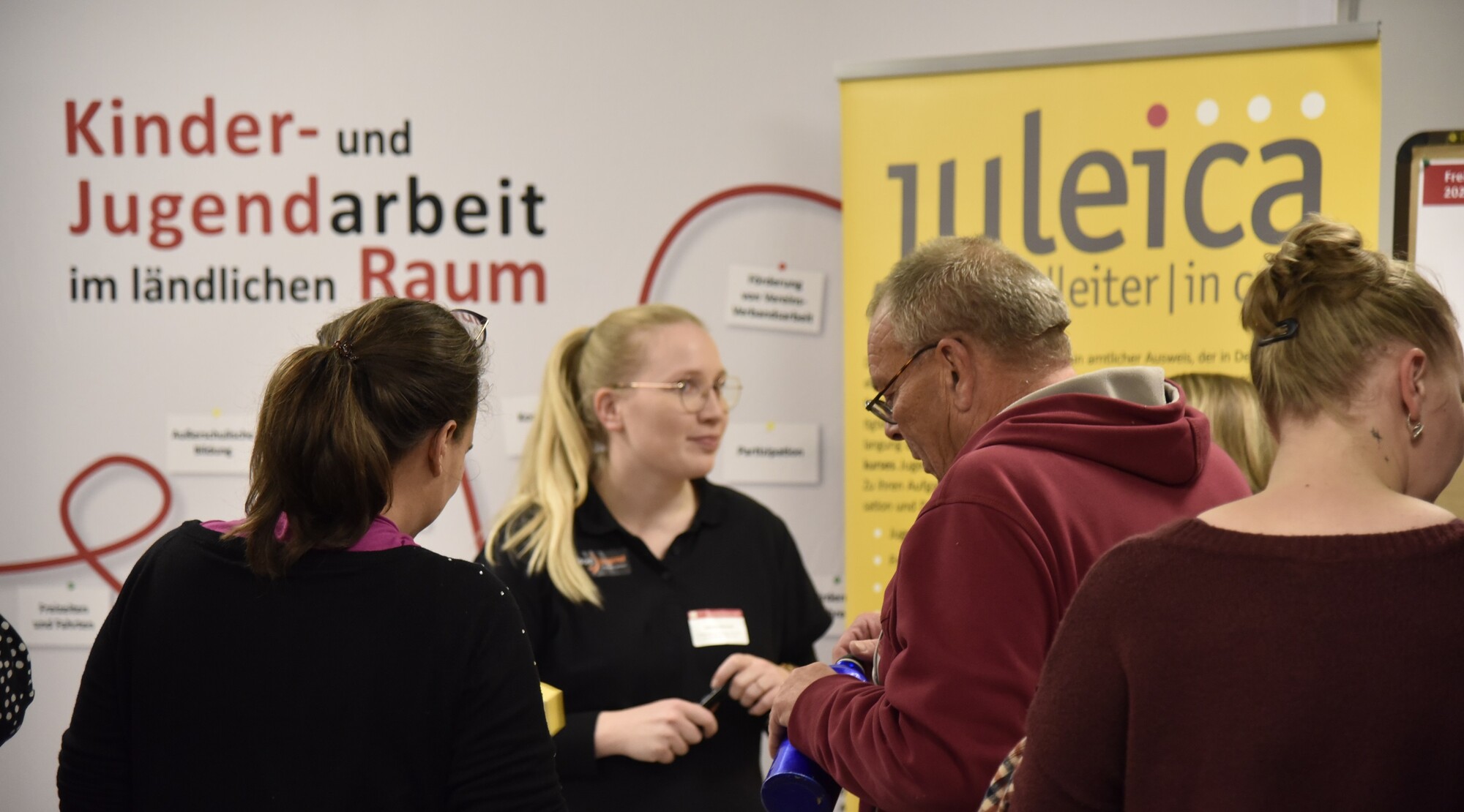 Teilnehmende des Freiwilligentreffens beim Markt der Möglichkeiten