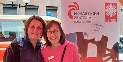 „Engagement macht glücklich“, sagen Lena Bunte und Maria Weiss von der Caritas in Göttingen. Foto: Caritas Südniedersachsen