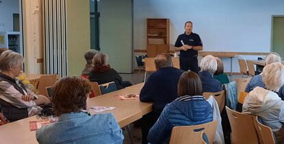 Polizeihauptkommissar Marko Otte brachte viele praktische Tipps mit zur Präventionsveranstaltung im Pfarrheim St. Godehard Göttingen. (Foto: Maria Weiss)
