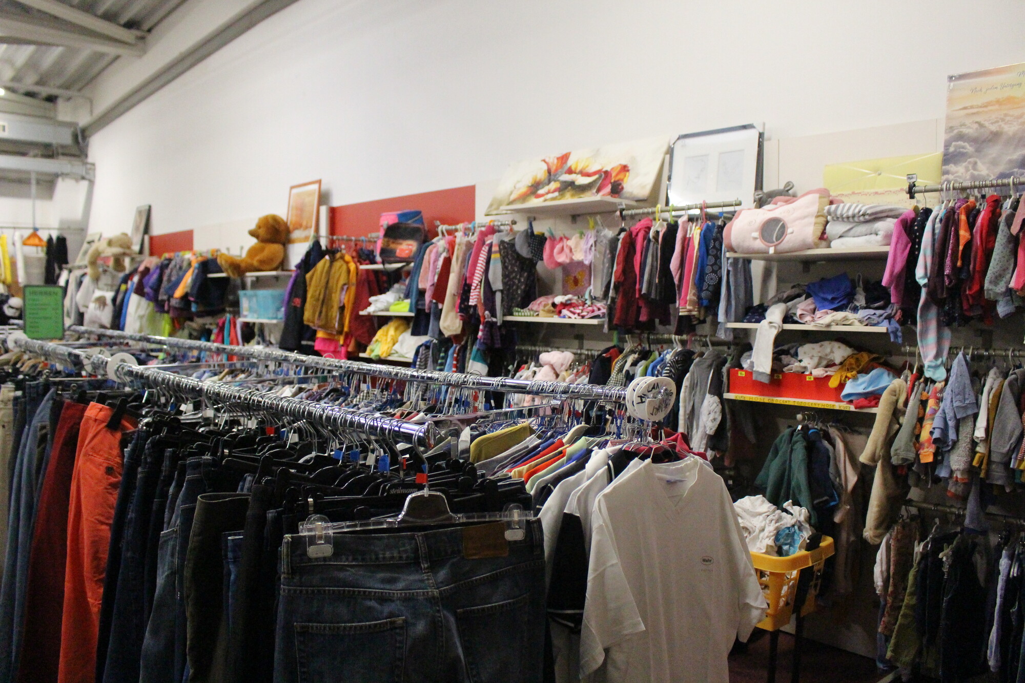 Das Bild zeigt das Spendenzentrum mit Kleidungsstücken. 