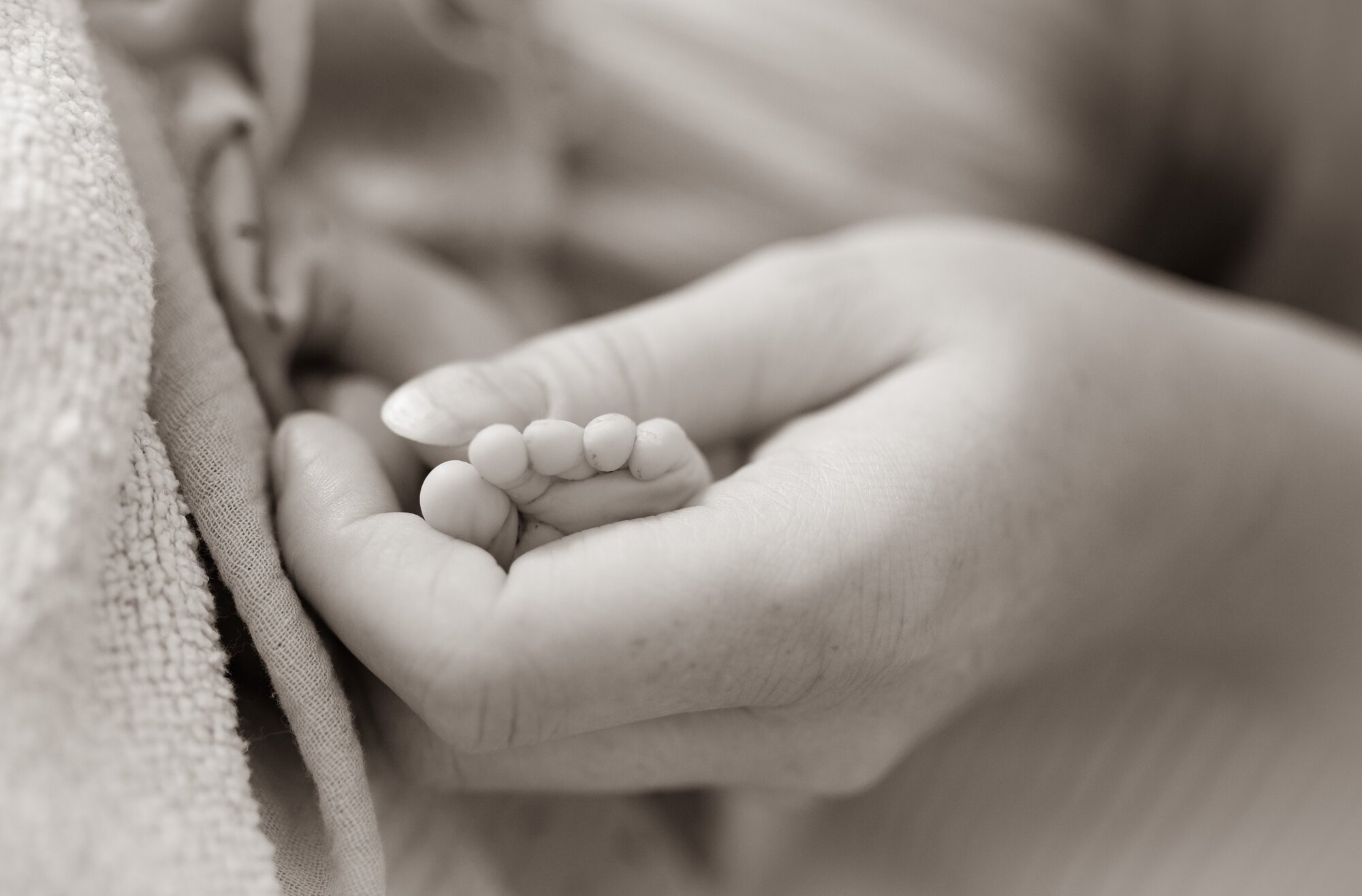 Füßchen eines Sternkindes wird von Hand gehalten