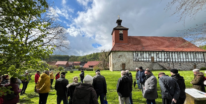 Teilnehmende der Frühjahrsexkursion an der Johannes-Servatius-Kirche in Pöhlde (Foto: Böcker, Landkreis Göttingen)