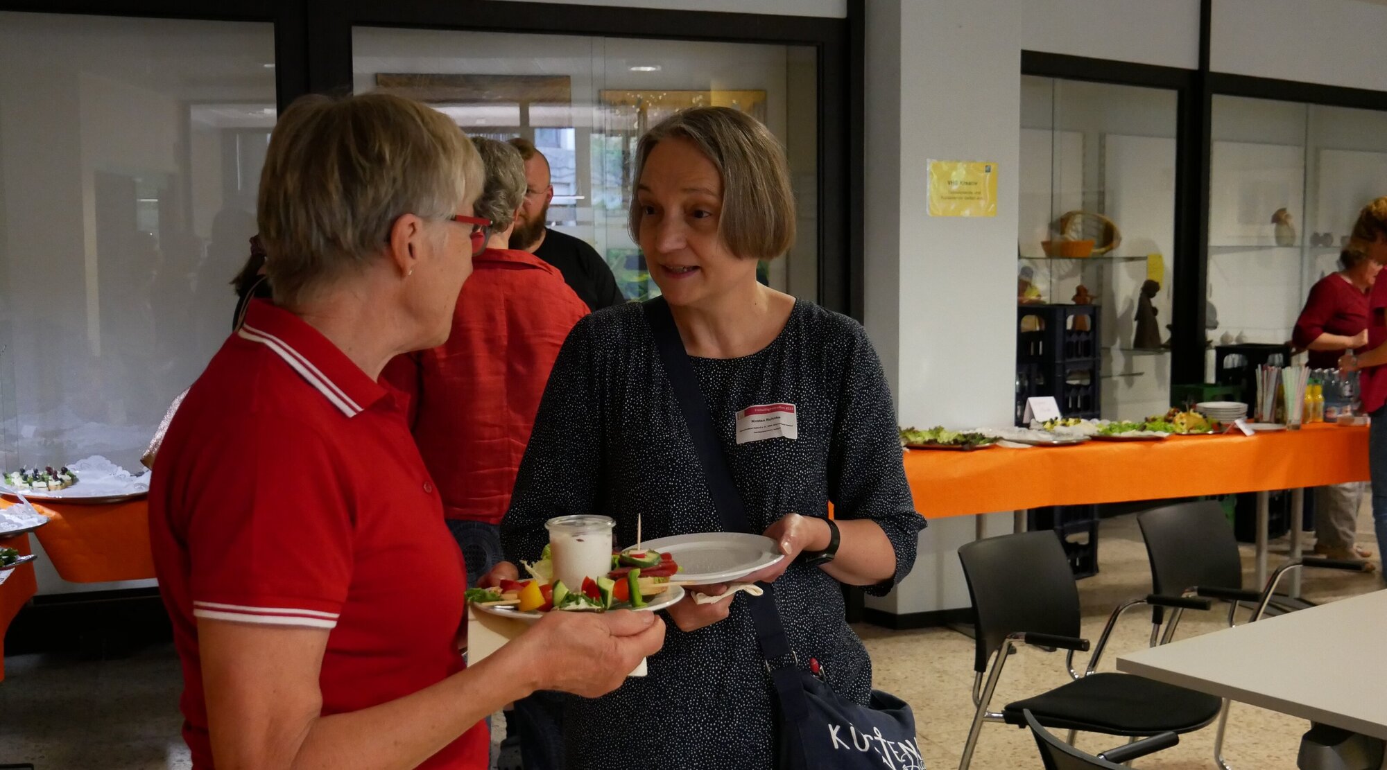 Teilnehmende des Freiwilligentreffens beim Austausch