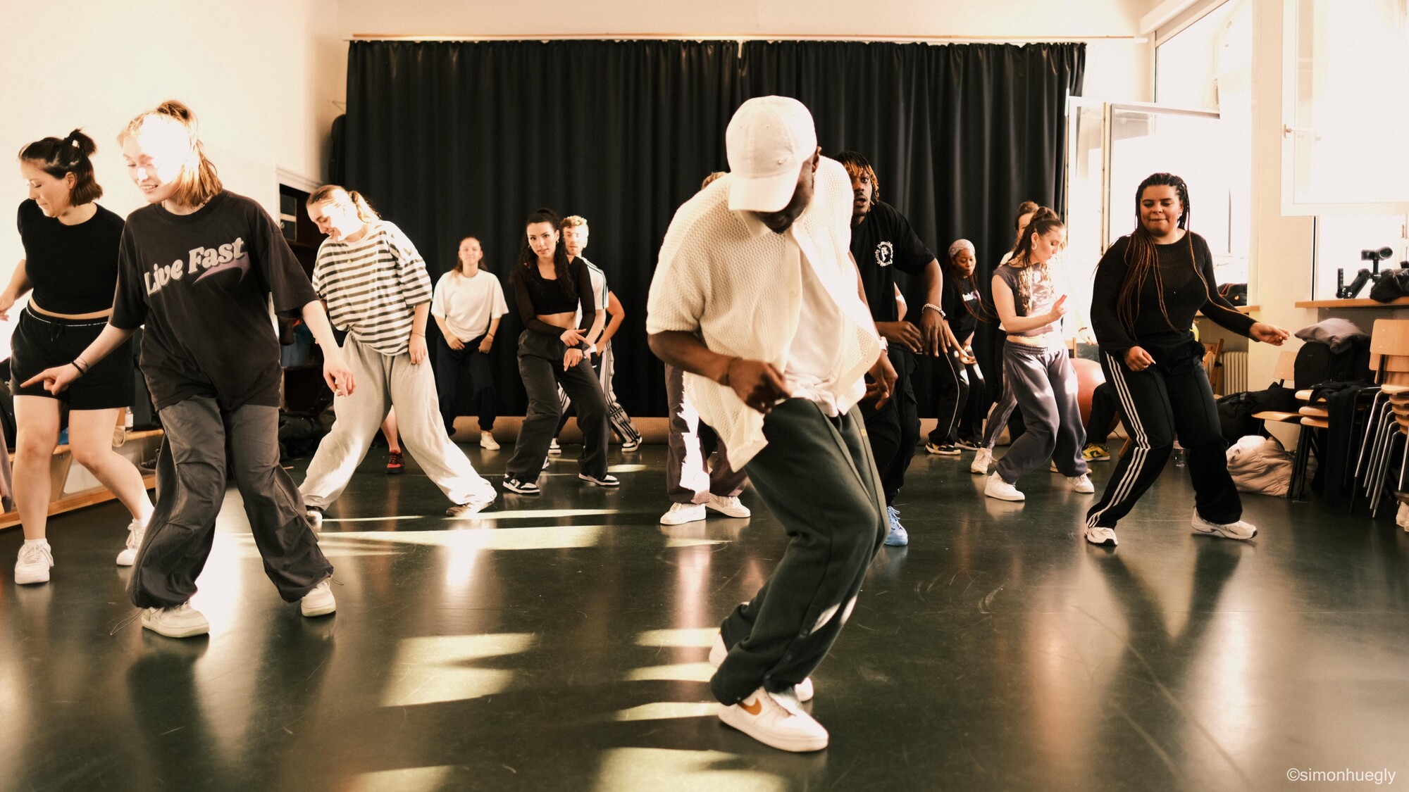 Afrodance Workshop von Armel Soh, das Bild zeigt eine tanzende Gruppe