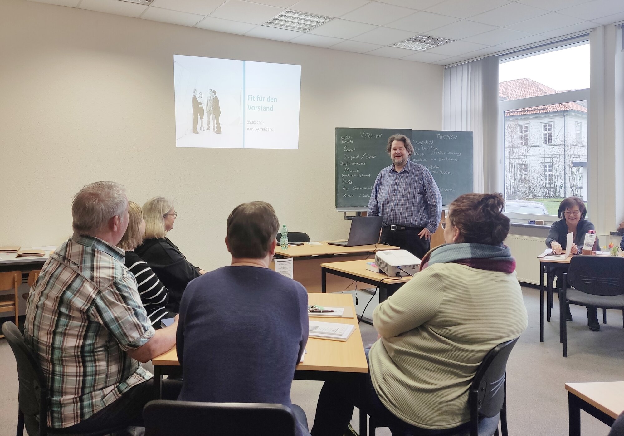 Workshop "Fit für den Vorstand" in Bad Lauterberg März 2023 - Kursteilnehmende mit dem Kursleiter (Foto: VHS)