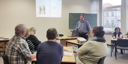 Workshop "Fit für den Vorstand" in Bad Lauterberg März 2023 - Kursteilnehmende mit dem Kursleiter (Foto: VHS)