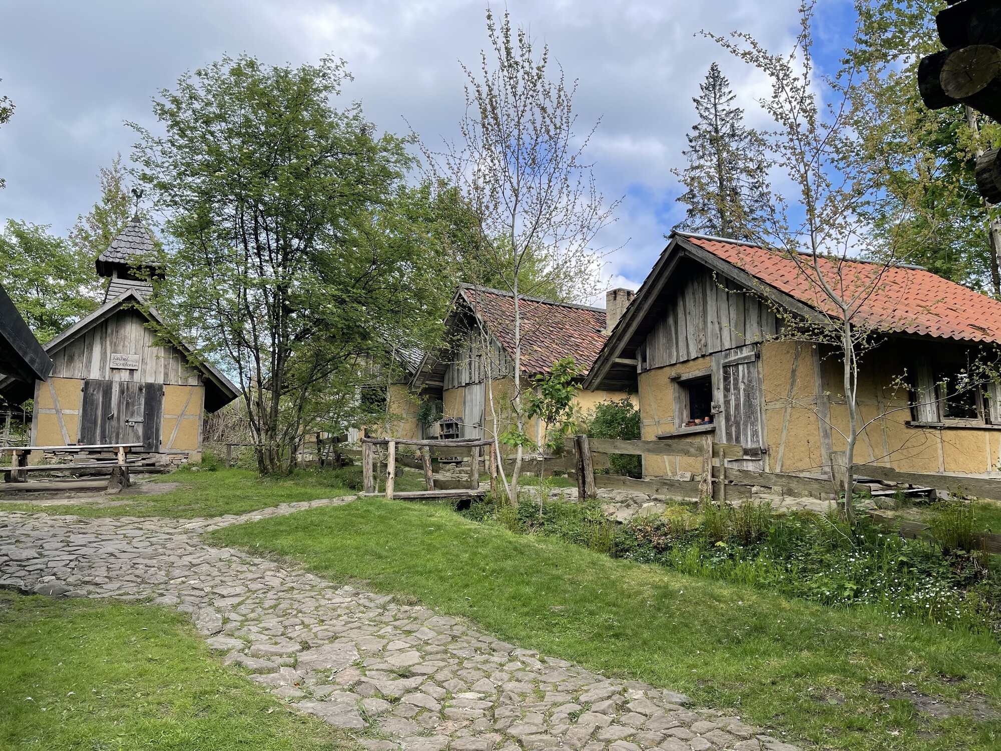 Hier sieht man einen Teil des mittelalterlichen Modelldorfes Steinrode - links die kleine Kirche, in einer Reihe Schreinerei, Bastelhütte und das Gesindehaus.
