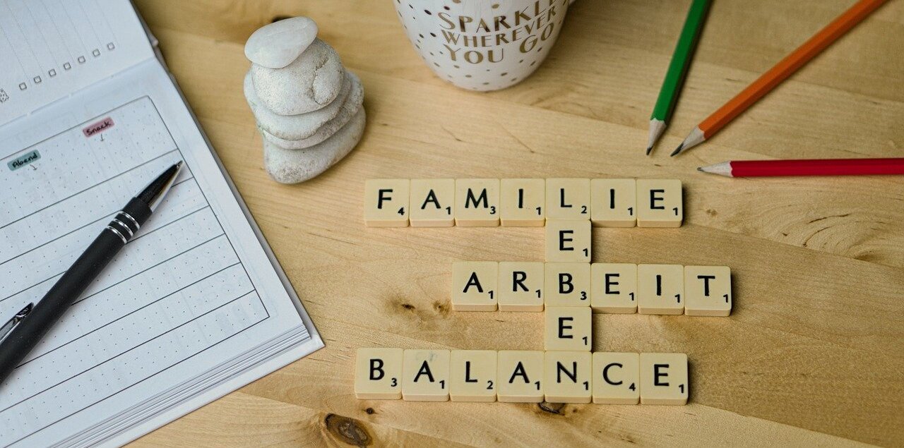 Scrabble mit den Worten "Balance", "Leben", "Arbeit", "Familie"