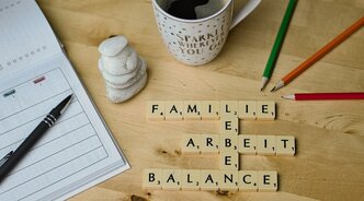 Scrabble mit den Worten "Balance", "Leben", "Arbeit", "Familie"