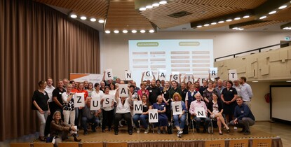 Teilnehmer*innen der Freiwilligentreffens 2023 in Osterode am Harz bei einer gemeinsamen Fotoaktion (Foto: Andreas Bergau) Teilnehmer*innen der Freiwilligentreffens 2023 in Osterode am Harz bei einer gemeinsamen Fotoaktion