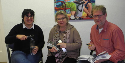 Qualifizierung zu Wohnberater*innen 4.0, Foto: Freie Altenarbeit Göttingen e.V. (von links nach rechts:) Millaray Santander (Projektleitung Wohnberatung 4.0), Christel Wallmann (Projektmitarbeit Wohnberatung 4.0) und Dr. Hartmut Wolter (Geschäftsführung Freie Altenarbeit Göttingen e.V.)