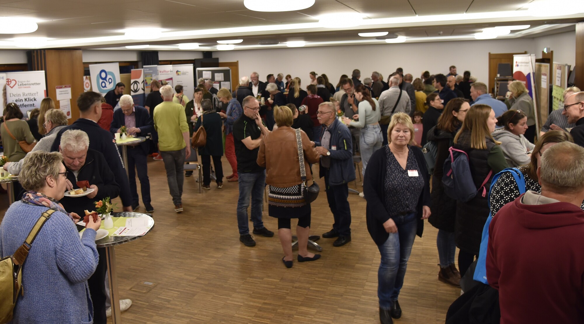 Zusammenkommen im Plenum und Markt der Möglichkeiten