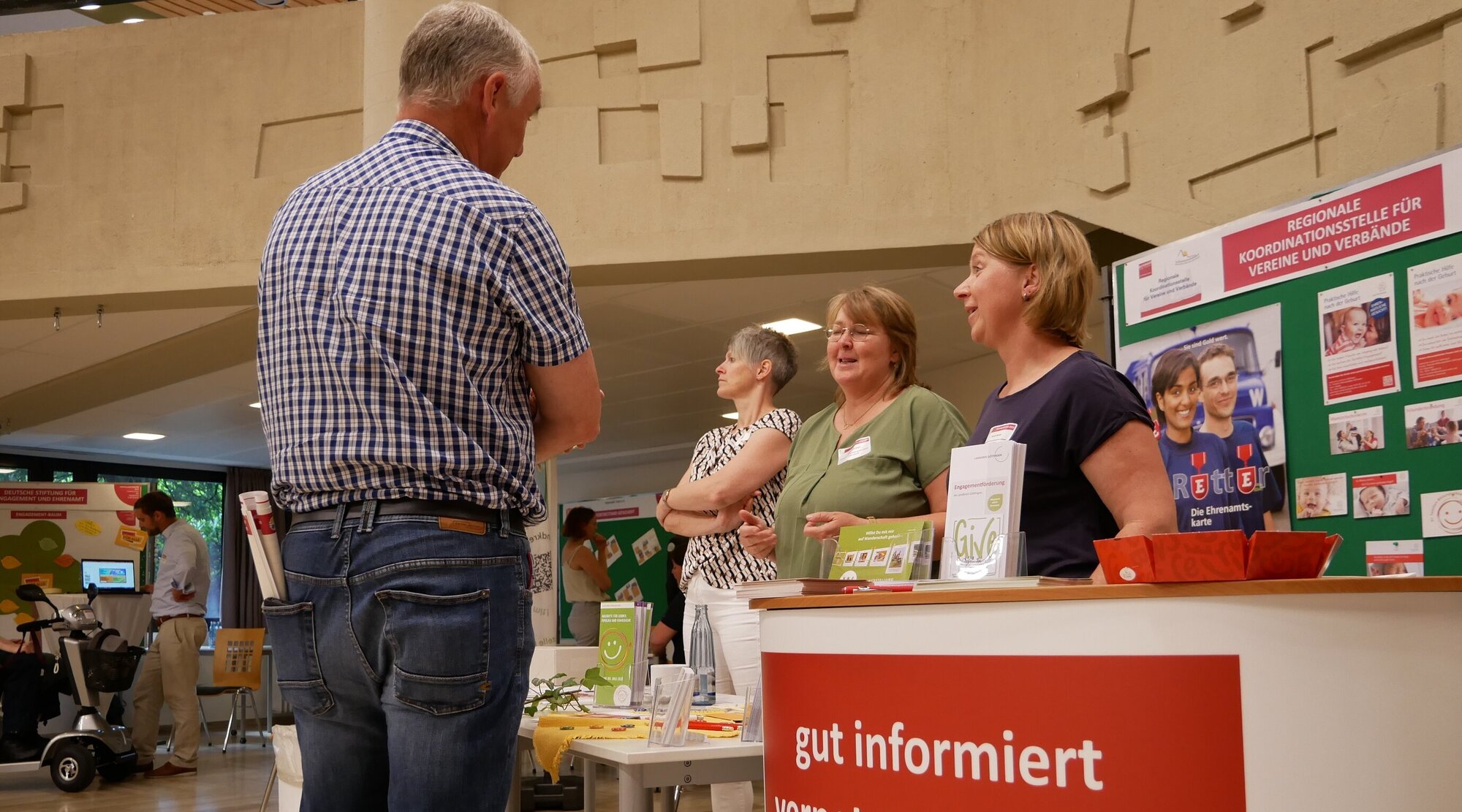 Teilnehmende des Freiwilligentreffens bei den Beratunsinseln