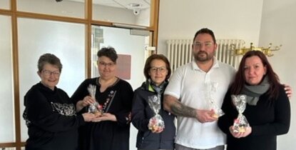 SoVD Gleichen: Übergabe der Osterüberraschung an die Caritas Rittmarshausen (Foto: SoVD Gleichen)