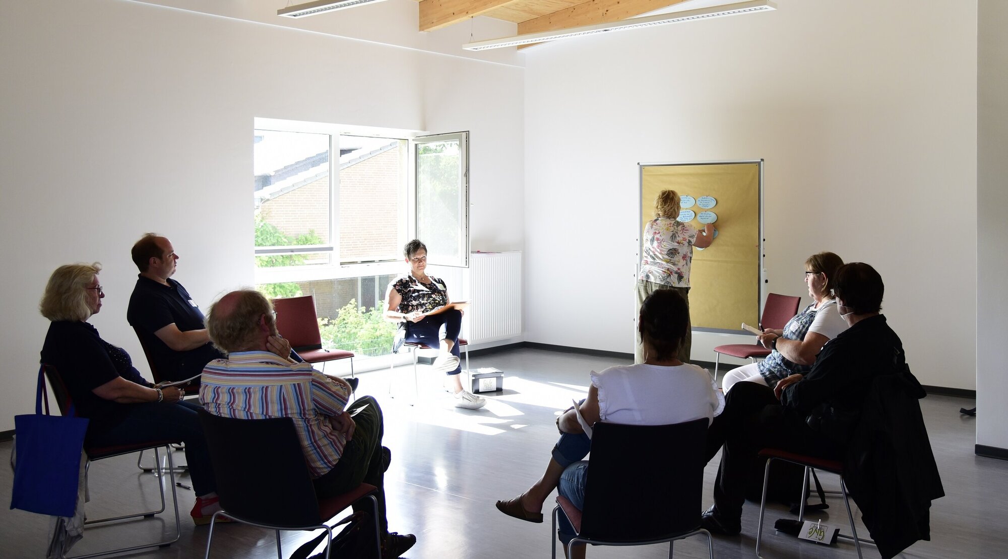 Eine Gruppe diskutiert während eines Workshops