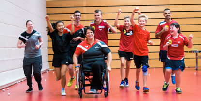 Menschen mit Behinderung in einer Sporthalle