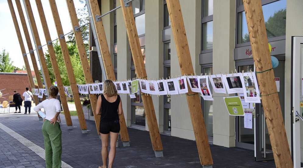 Zwei Personen vor der Wanderausstellung "Engagement bewegt"