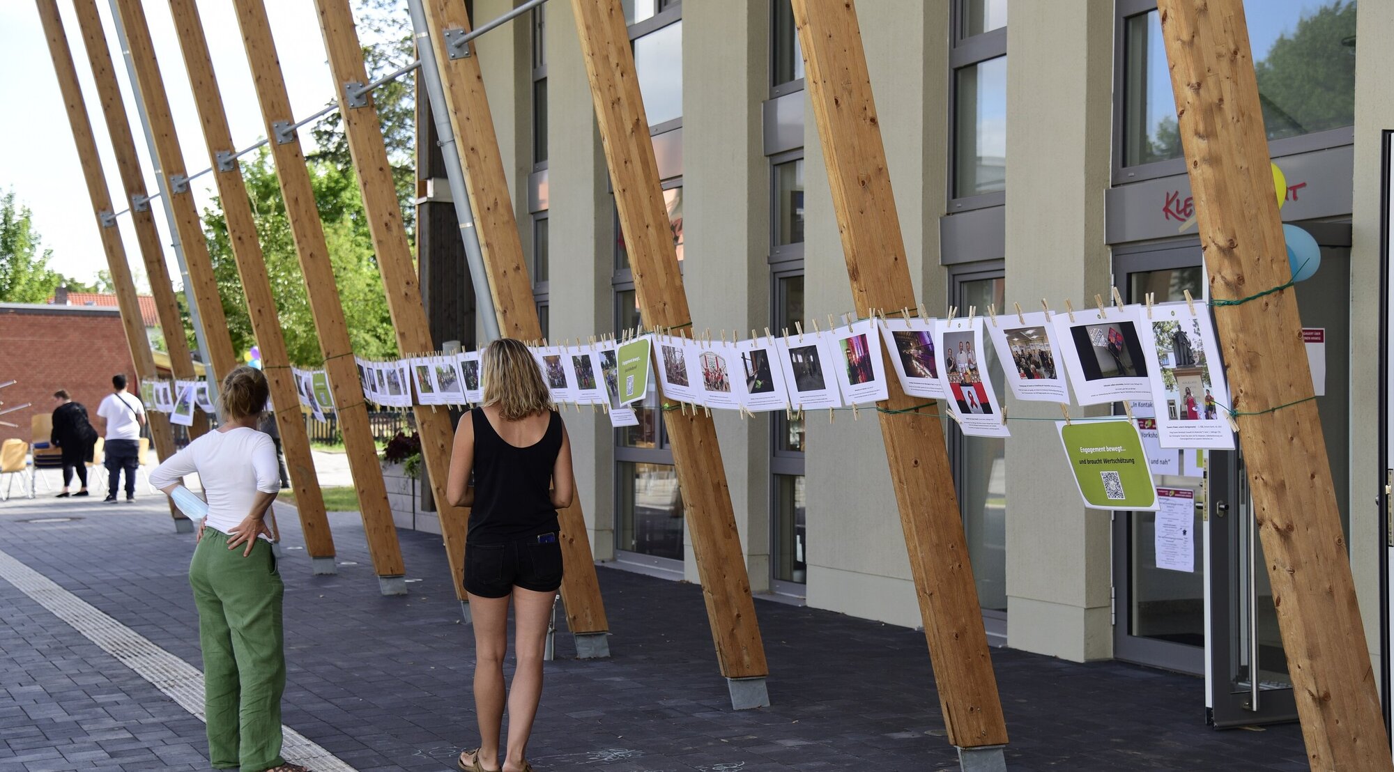 Zwei Personen vor der Wanderausstellung "Engagement bewegt"