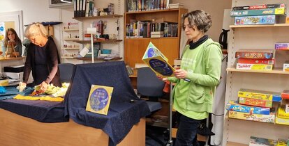 Anna Digel von der Stadtbibliothek, Sabine Hamm und Kerstin Mollenhauer von der AKHD Göttingen am Internationalen Vorlesetag v.l.n.r. (Foto von Petra Gerbode, AKHD Göttingen) 