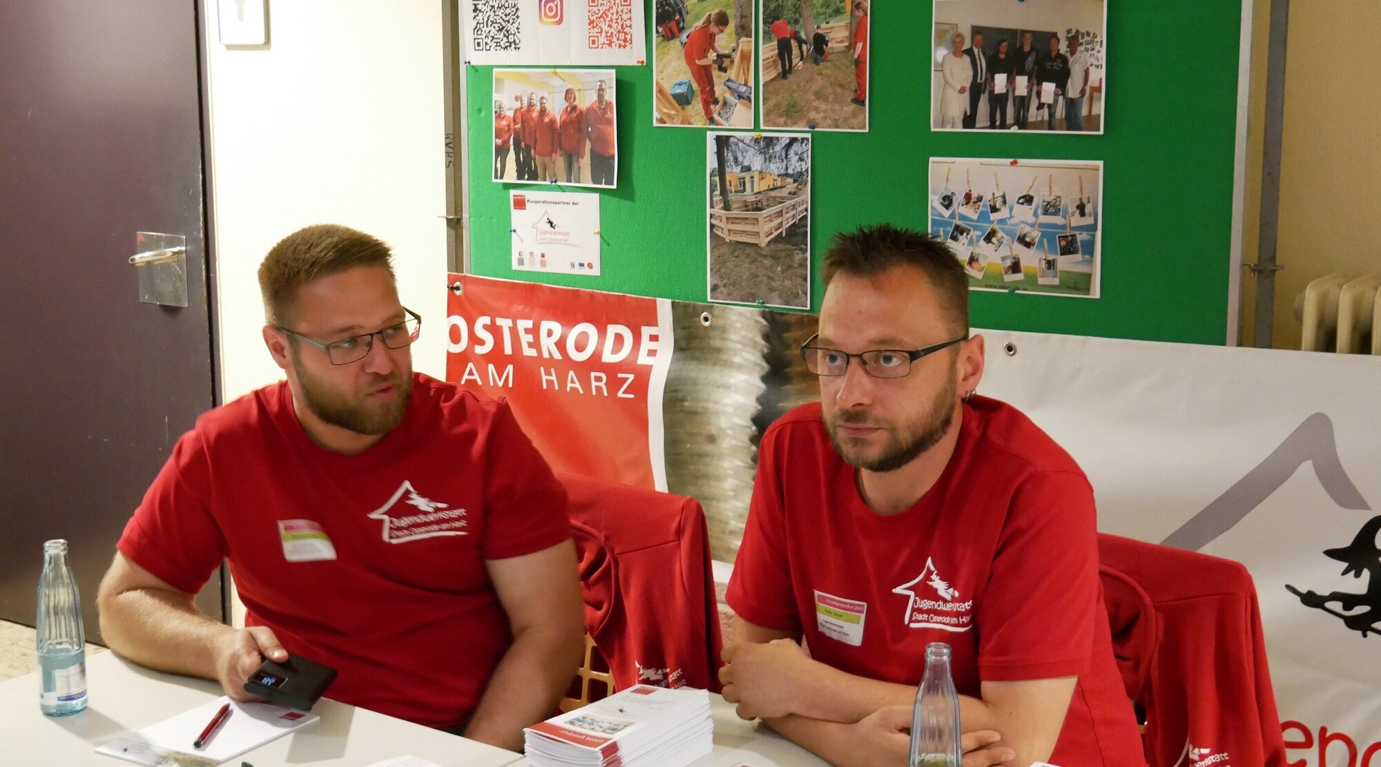 Teilnehmende des Freiwilligentreffens bei der Beratungsinsel der Jugendwerkstatt der Stadt Osterode am Harz