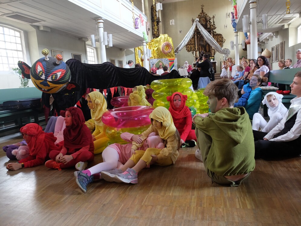 Die Kinder- und Jugendchöre führen das Musical König Keks auf.