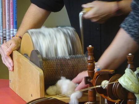 Das Bild zeigt die Vorbereitung von Wolle. 