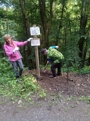 Zwei Leute bauen ein Schild auf, damit jeder den Weg nach Zorge findet.