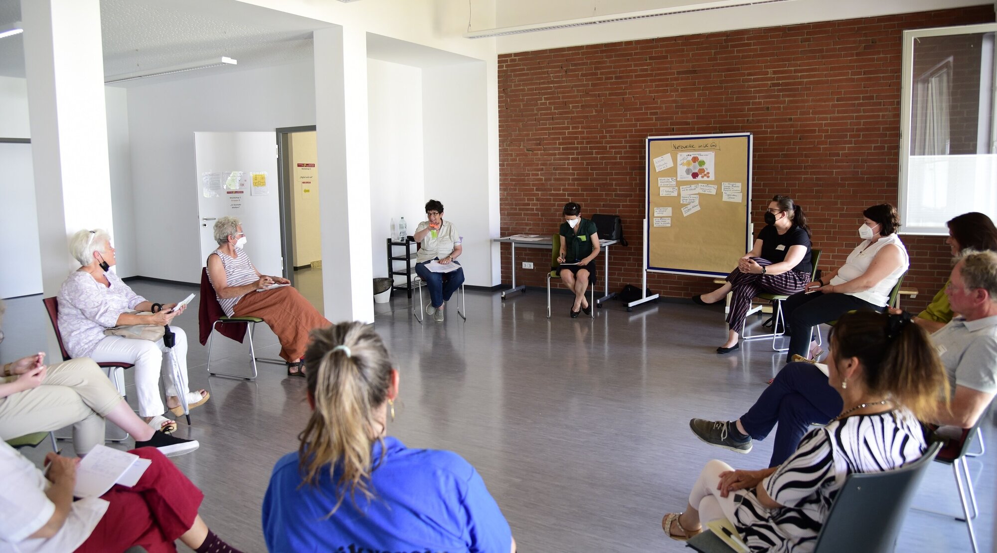 Eine Gruppe diskutiert während eines Workshops