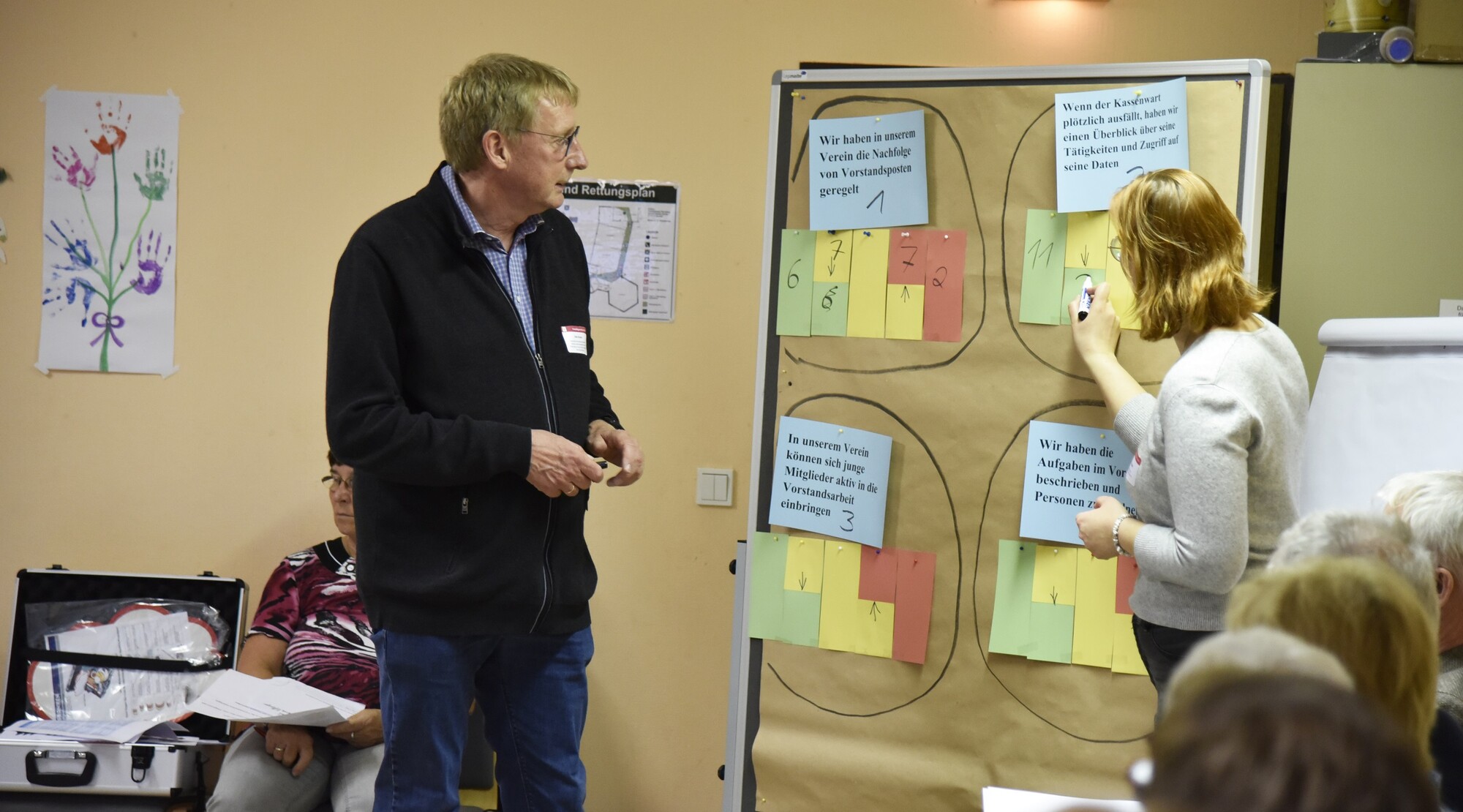 Teilnehmende des Freiwilligentreffens bei den Austauschrunden