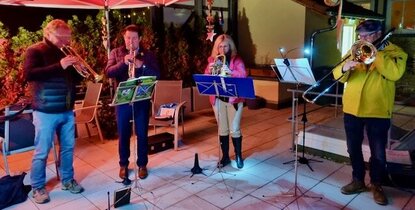 Landrat Marcel Riethig (2.v.l.) spielt beim Konzert auf der LWH-Dachterrasse Trompete.