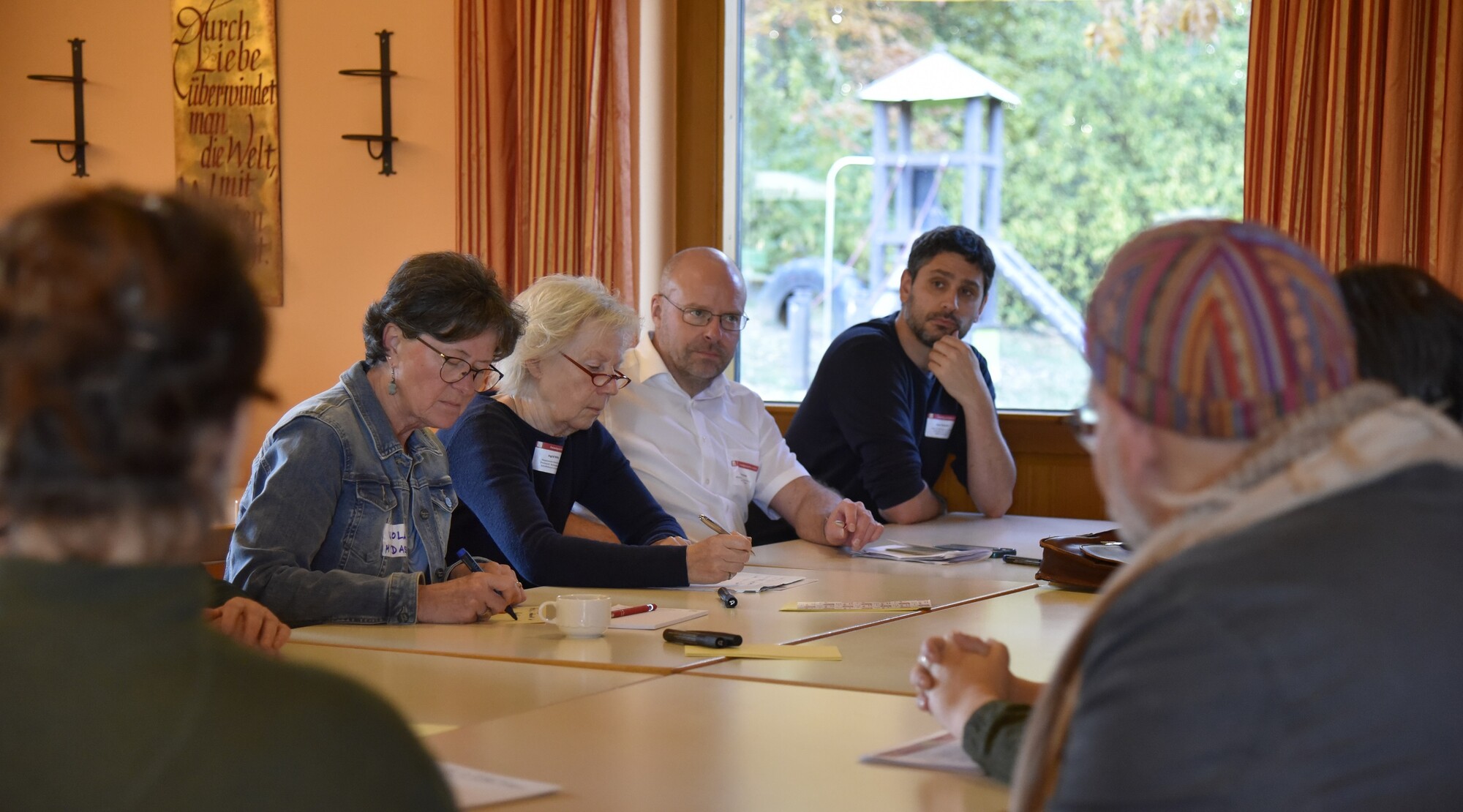 Teilnehmende des Freiwilligentreffens bei den Austauschrunden