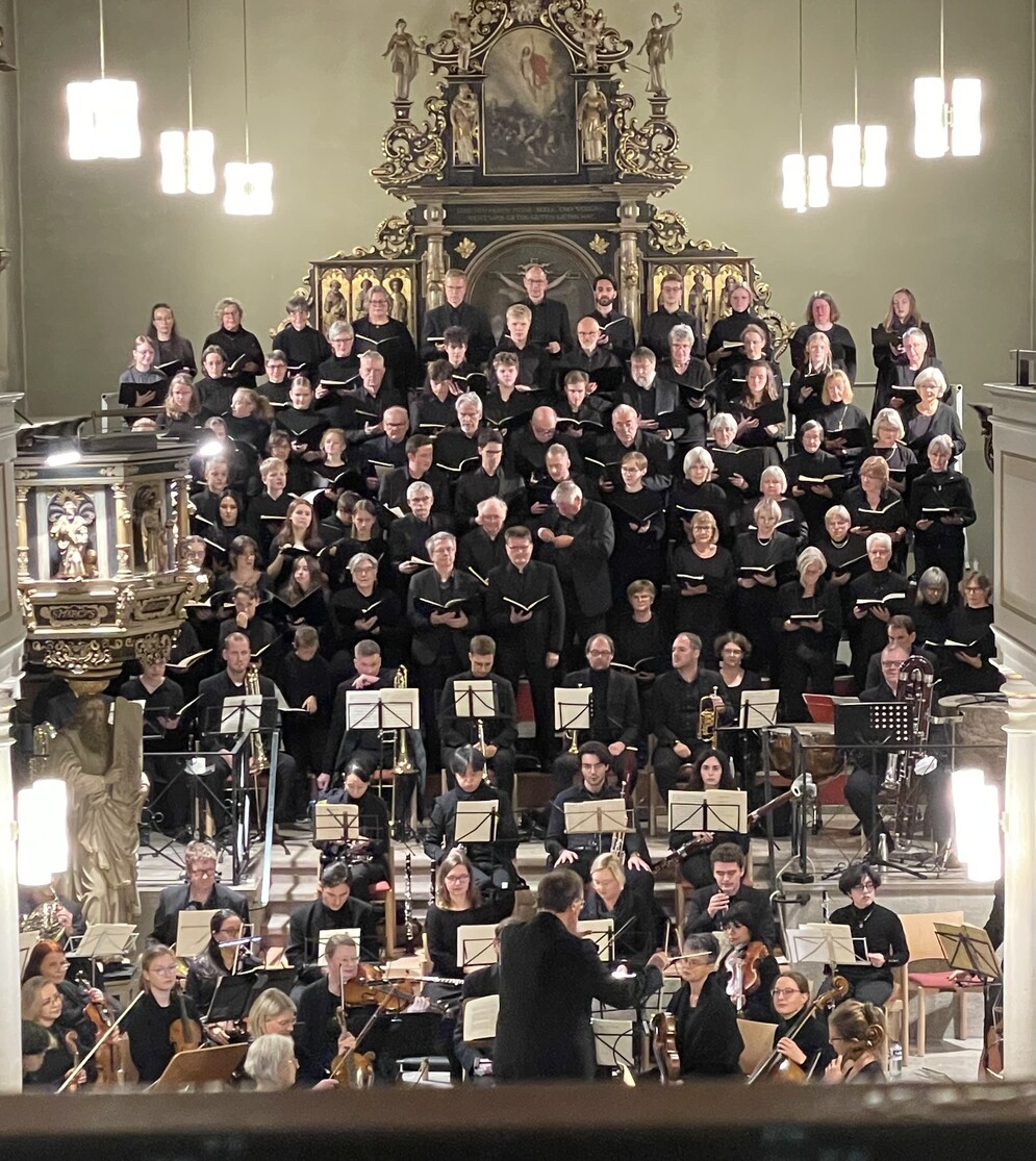Das Bild zeigt die Aufführung vom Brahms-Requiem in der St. Jacobi Schlosskirche in Osterode.