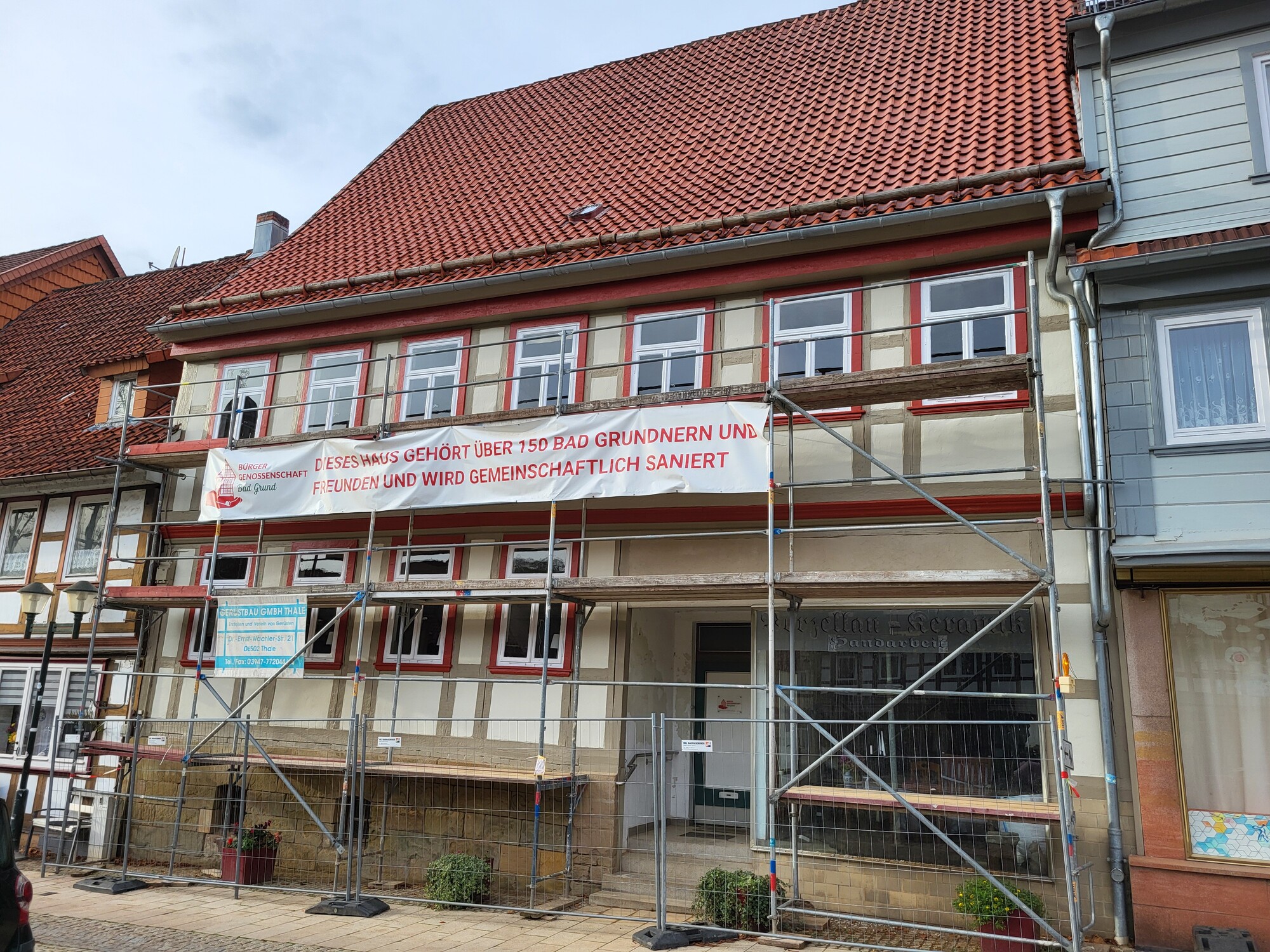 Das Bild zeigt ein Haus das saniert wird. 