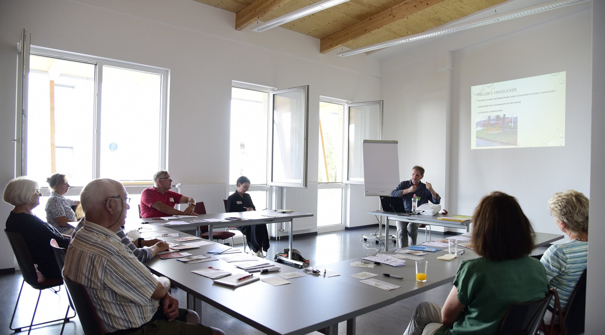 Eine Gruppe diskutiert während eines Workshops