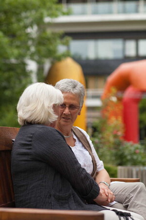 Zwei Frauen im Gespräch
