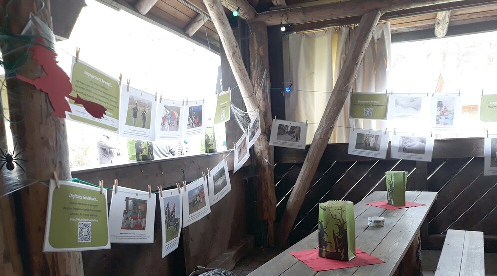 Wanderausstellung "Engagement bewegt" auf dem Grillplatz in Holzerode