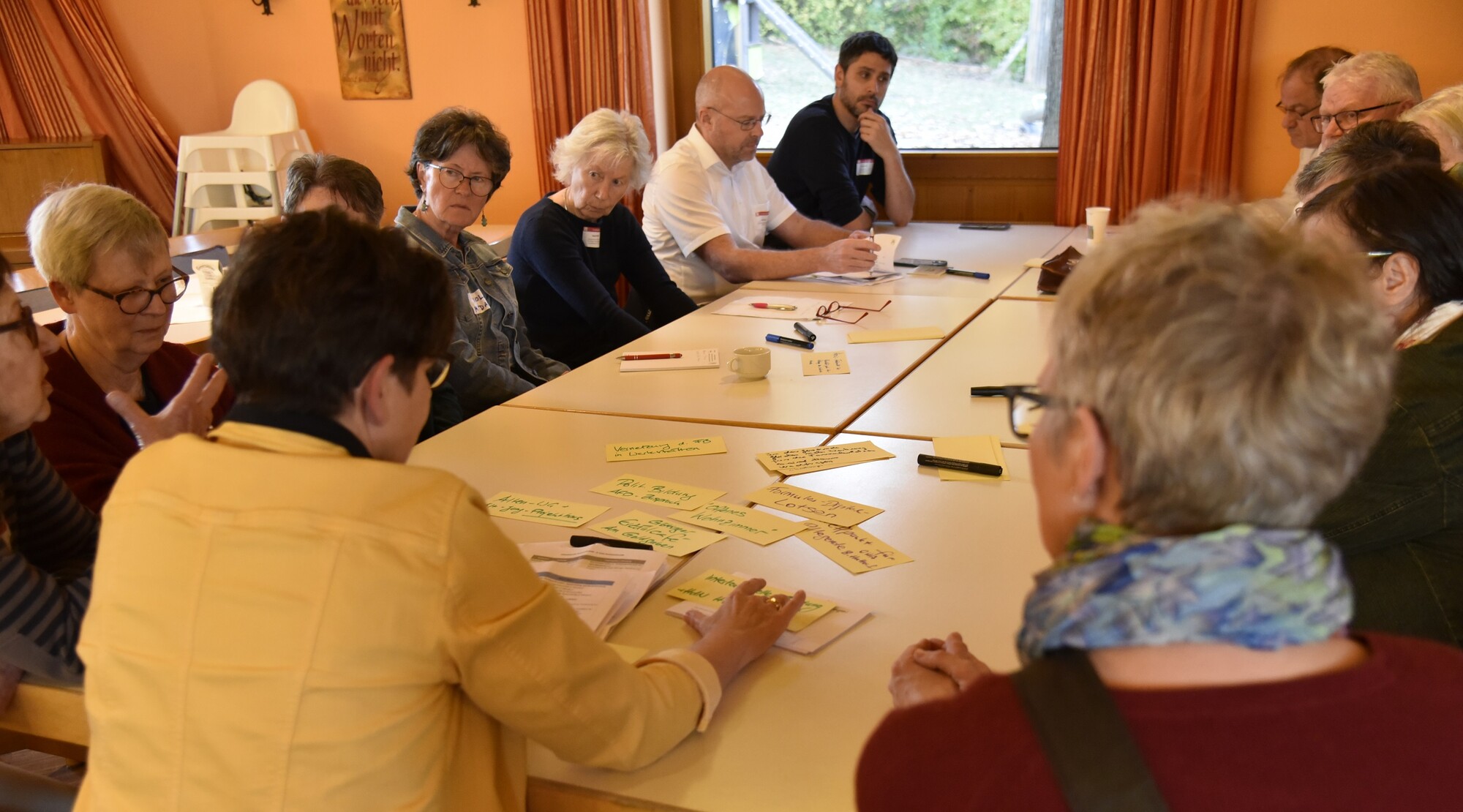 Teilnehmende des Freiwilligentreffens bei den Austauschrunden
