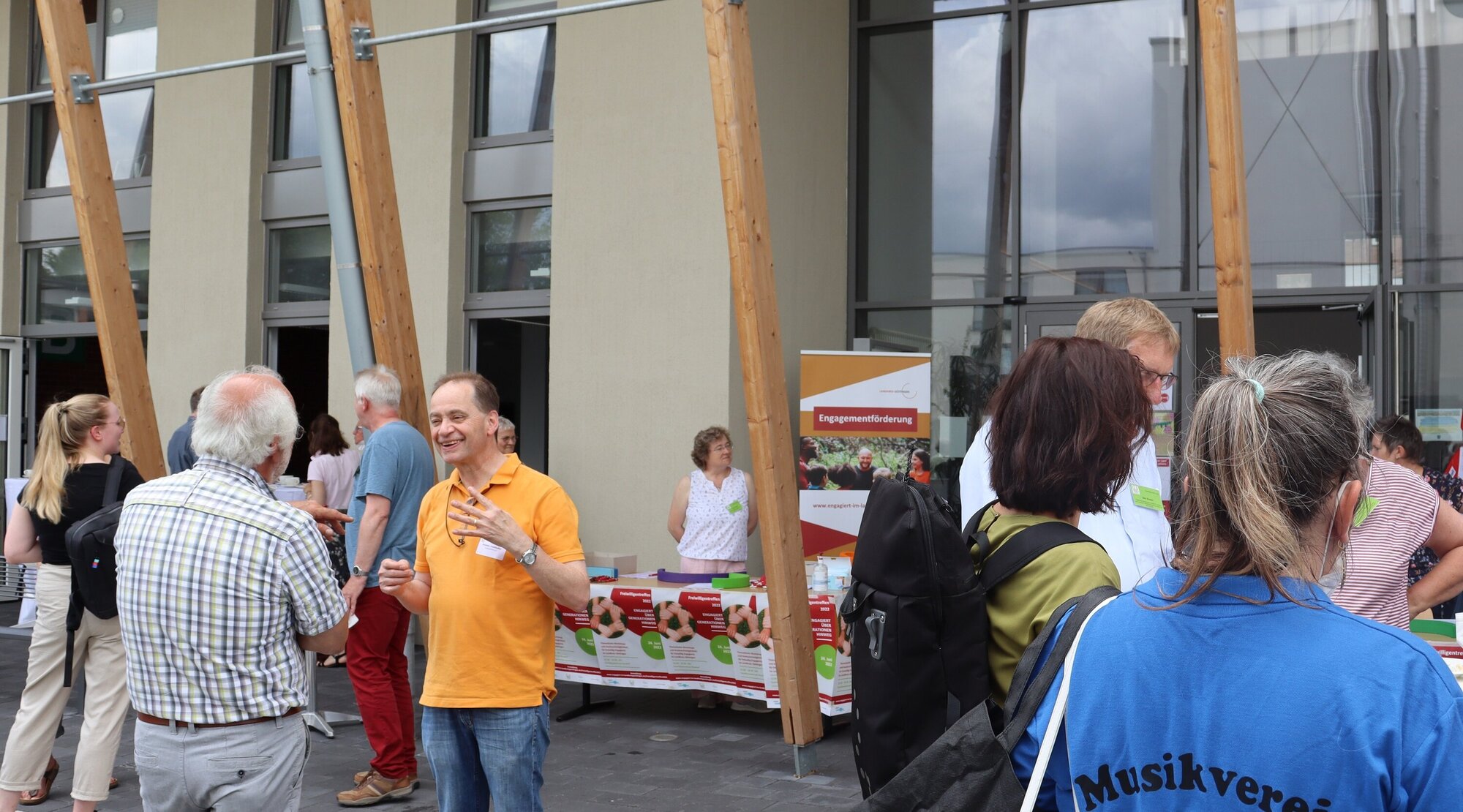 Teilnehmende des Freiwilligentreffens bei der Ankunft 